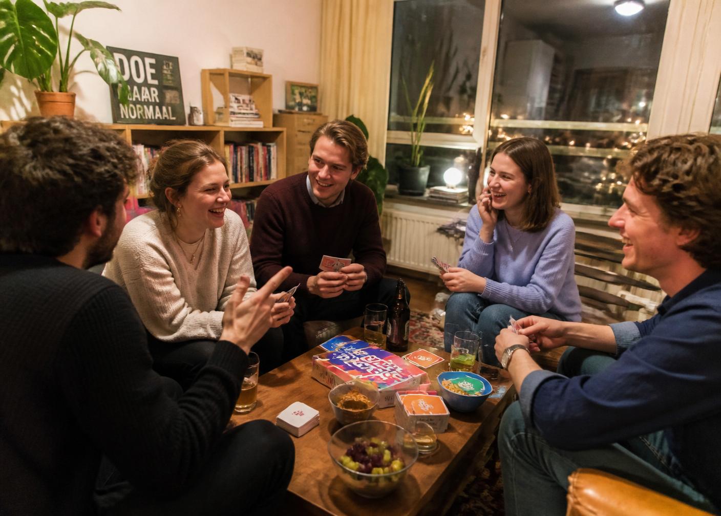 Nederlandse huiskamer met bordspel